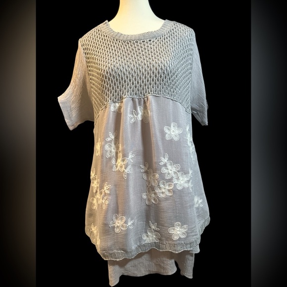 Simply Couture Silver Gray Short Sleeve Blouse with White Floral Embroidery - Picture 7 of 10